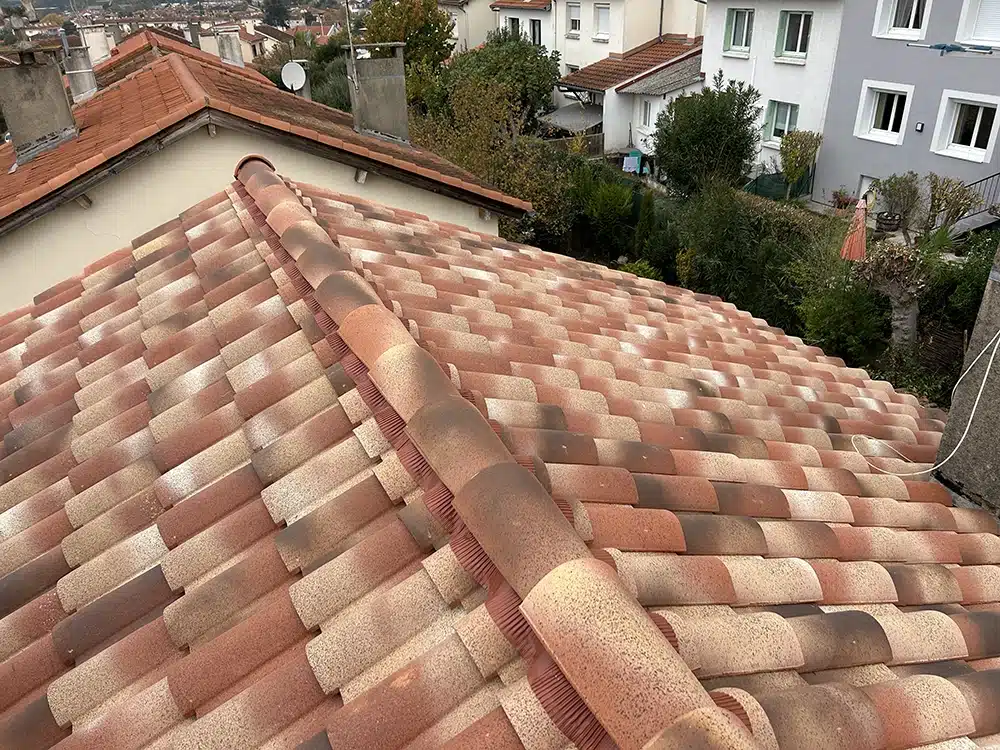 Atout Couverture Rénovation complète de la toiture avalement en tuiles, médiane, paysage
