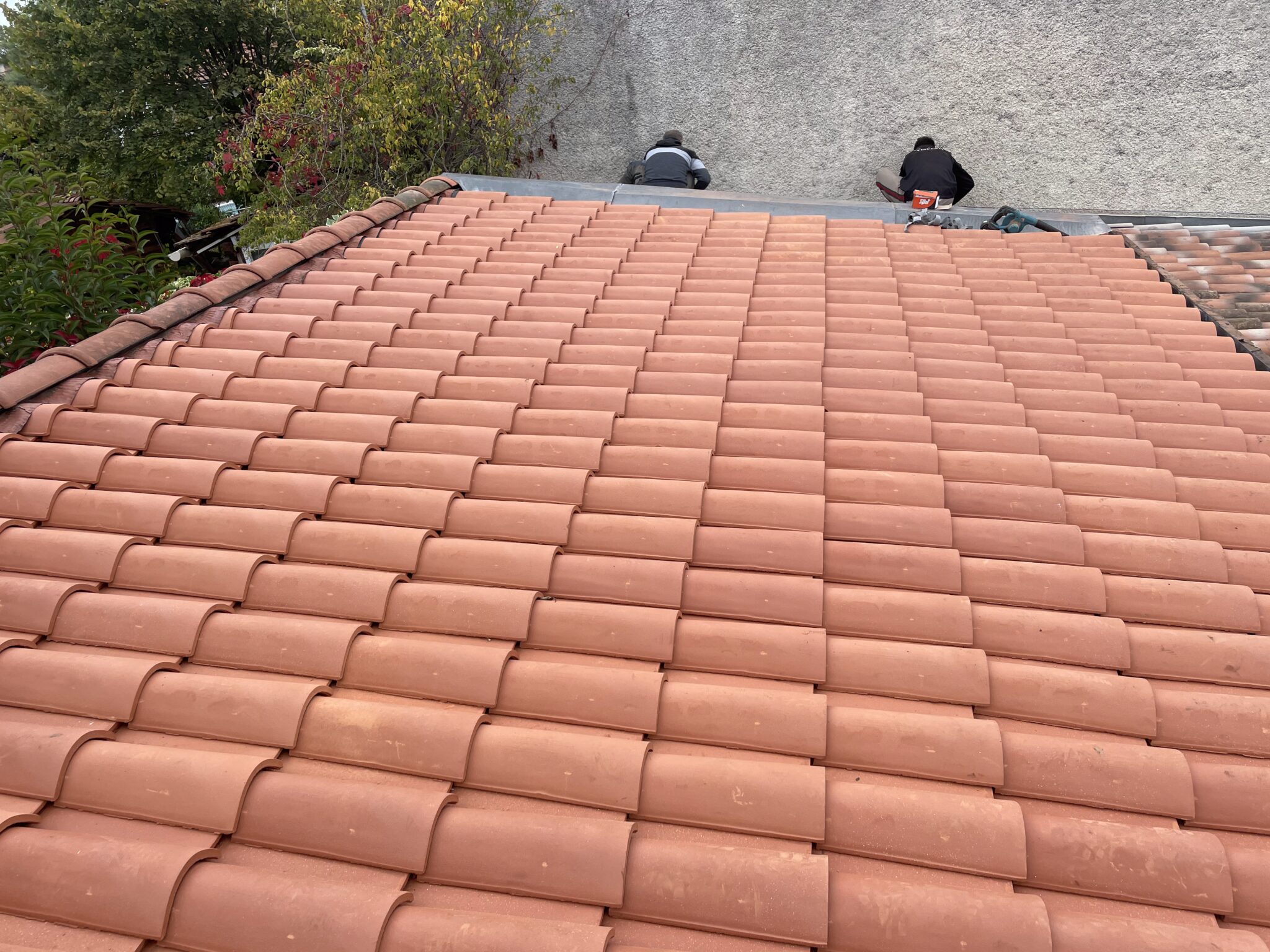 Rénovation de toiture en tuiles rouges réalisée par un couvreur professionnel en Haute-Garonne