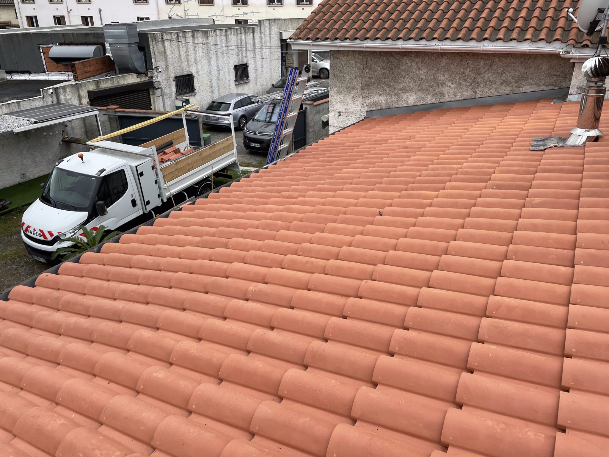 Dépose de toiture en tuiles avec camion benne lors d’une rénovation par Atout Couverture