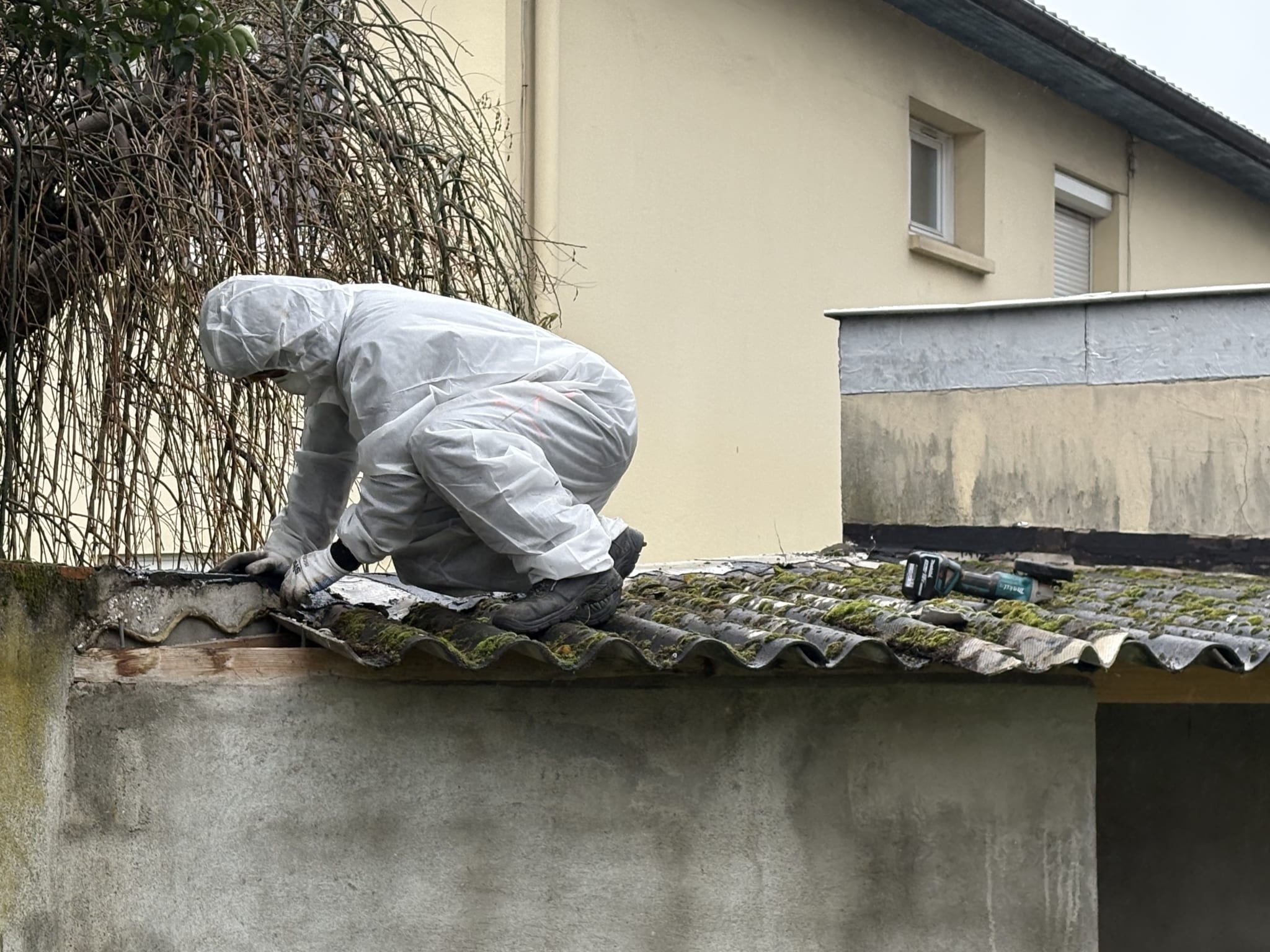 Opération de désamiantage en cours sur un toit industriel à Toulouse pour sécuriser le site avant rénovation.