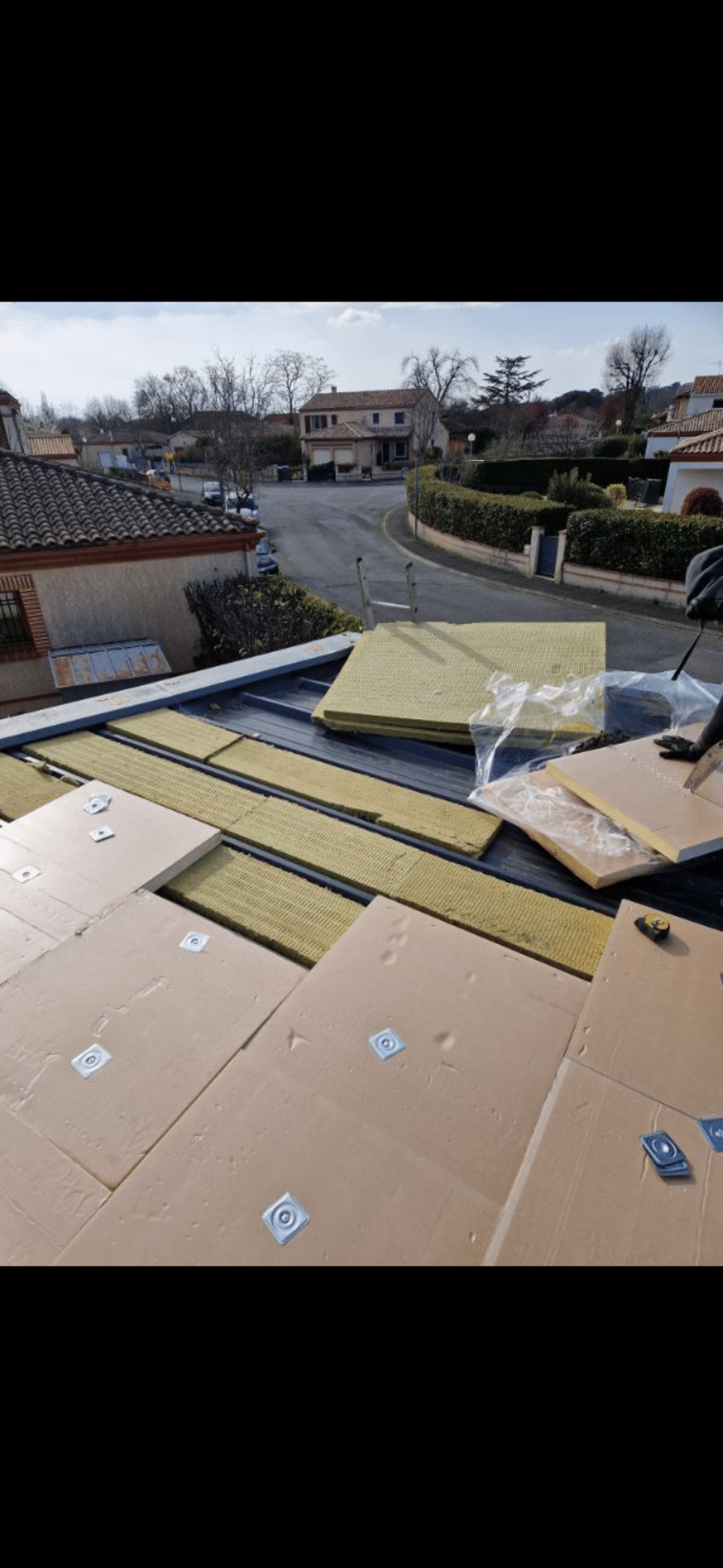 Rénovation d’un toit terrasse sur bac acier avec pose d’isolation thermique.