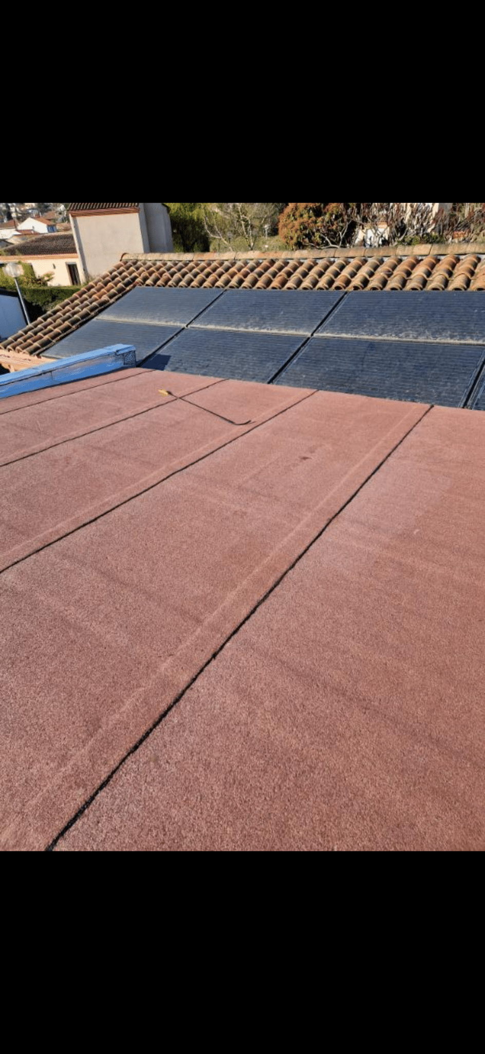 Toit terrasse rénové avec isolation et revêtement fini.