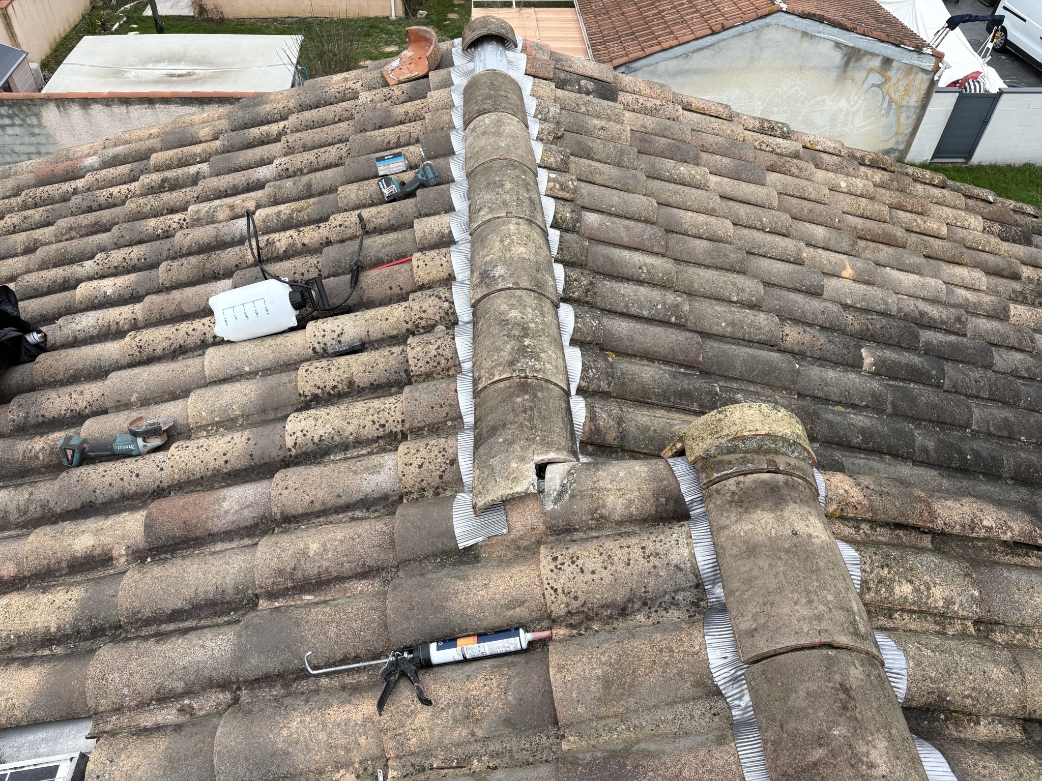 Rénovation de faîtage à Colomiers avec pose d’un closoir plomb sur toiture en tuiles